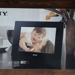 Brand new sony digital picture frame.  Never used!